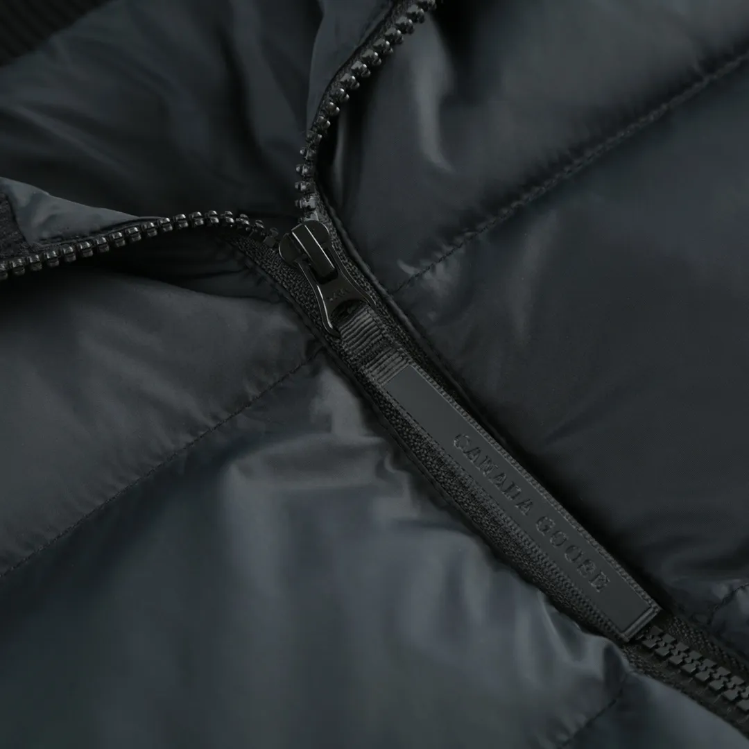 P840 Canada Goose Women's Wide Spun Seam Knitted Jacket | Light and elegant, comfortable and effortless] When the delicate softness of merino wool meets the stiffness and flexibility of nylon pongee, this jacket has a unique sense of breathing. The fabric is interwoven with worsted craftsmanship, making it light but structural. Every moment you wear it next to your skin, it feels like a cloud covering your skin, giving you both warmth and elegance.  The details show even more ingenuity. The collar, cuffs and waist are all made of double-layer rib knitting technology, which is elastic and fits the body shape, and naturally stretches with movement, outlining a neat silhouette while also protecting warmth. The ribbed design at the waist is more lazy and delicate, quietly improving the visual proportion.  The custom-made classic logo on the sleeve arm is a footnote of identity written in low-key strokes - unobtrusive, but with its own style.  Whether commuting in the city or roaming on the weekend, this jacket can cope with changing scenes and weather with one piece, making it an indispensable and versatile choice in your wardrobe.   Accessories: One-to-one customized three-label, One-to-one customized ribs, One-to-one customized zippers SIZE: S M L